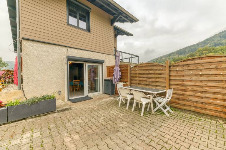 Apartment 'in Chalet' with Mountain View, Private Terrace and Wi-Fi in Gieres