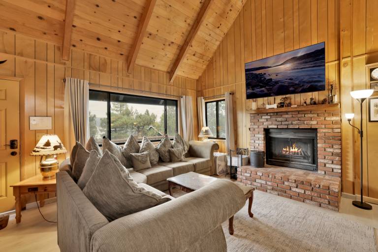 Family-friendly pleasant cabin with BBQ & hot tub | Lake view | Pets allowed — photo 5