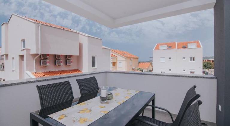Apartment with patio | Dogs allowed in Novalja