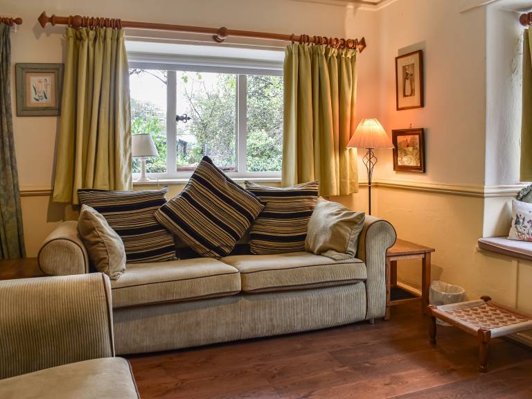 Cottage with yard | River view — photo 4