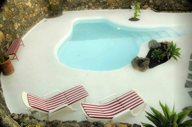 House with yard, private pool & grill — photo 3