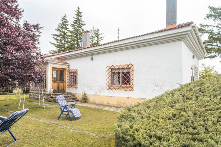 House with garden & grill | Garden view — photo 2
