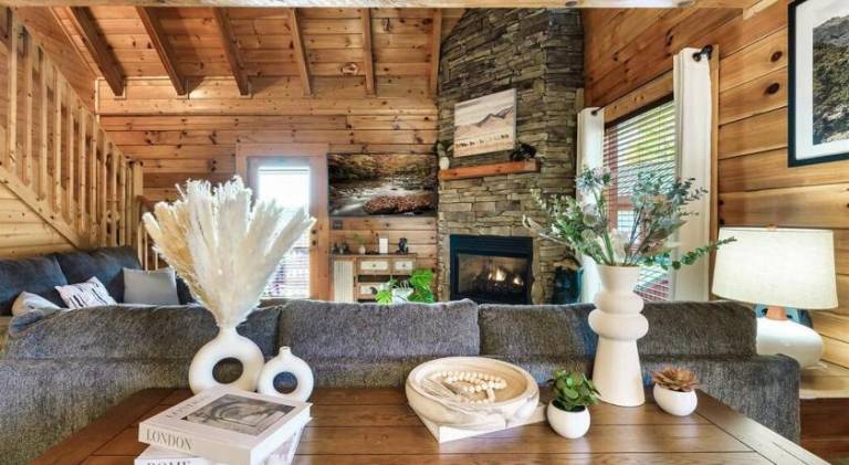 Vacation home with terrace, BBQ & hot tub | Perfect for remote work — photo 3