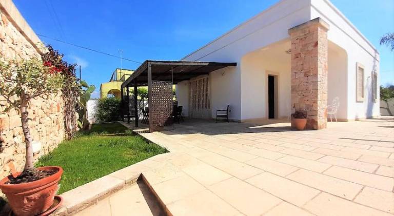 Villa with 3 rooms for 7 persons in Porto Cesareo