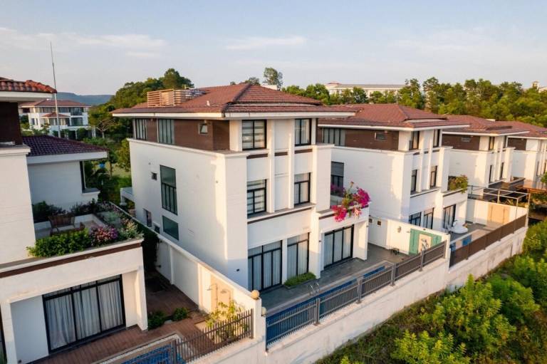 Beautiful villa with barbeque, pool & garden | Water view | Good for workation | Pets allowed in Ha Long