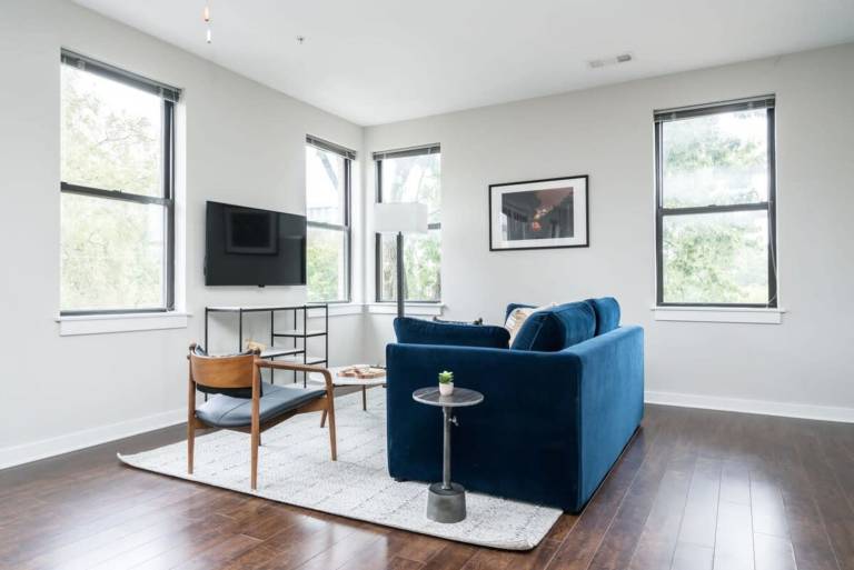 CozySuites Music Row Stunning 2BR -free parking 35 — photo 2