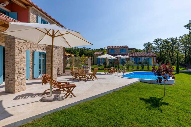 Fully equipped villa with patio, barbeque & private pool | Pool view | Pet-friendly — photo 3