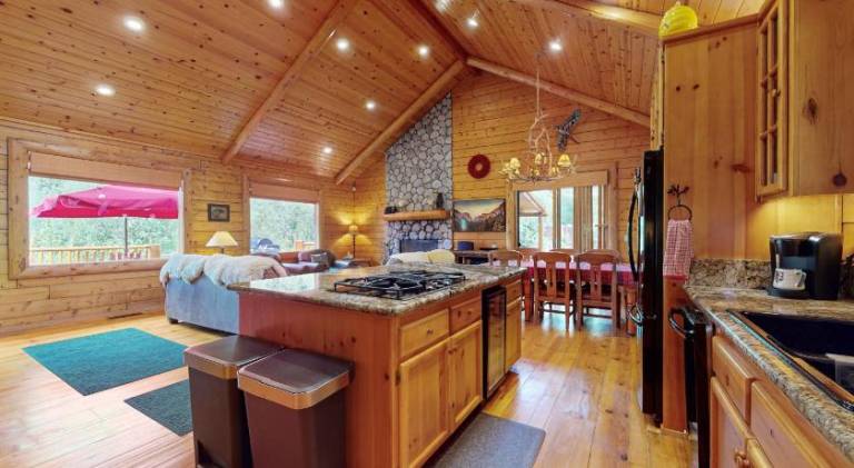 Beautiful vacation home with pool & jacuzzi | Pets allowed — photo 3