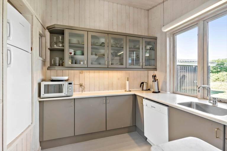 House with patio, BBQ & sauna | Pets allowed — photo 4