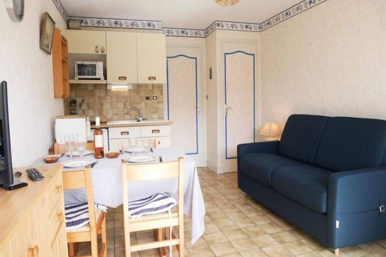 Apartment with patio & garden | Garden view in Carnac