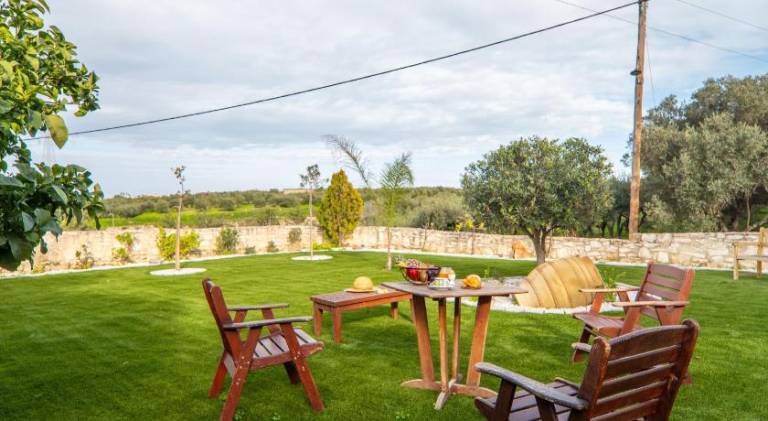 House with patio & yard — photo 4
