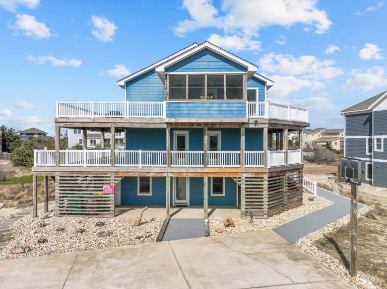 Vacation home with barbeque, private pool & hot tub — photo 2