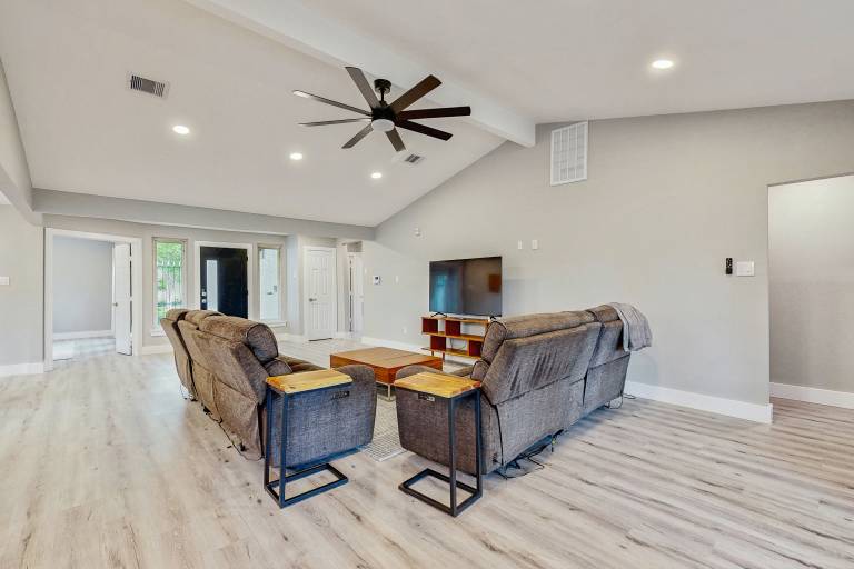 Dog-Friendly Houston Home w/ Deck & Yard — photo 5