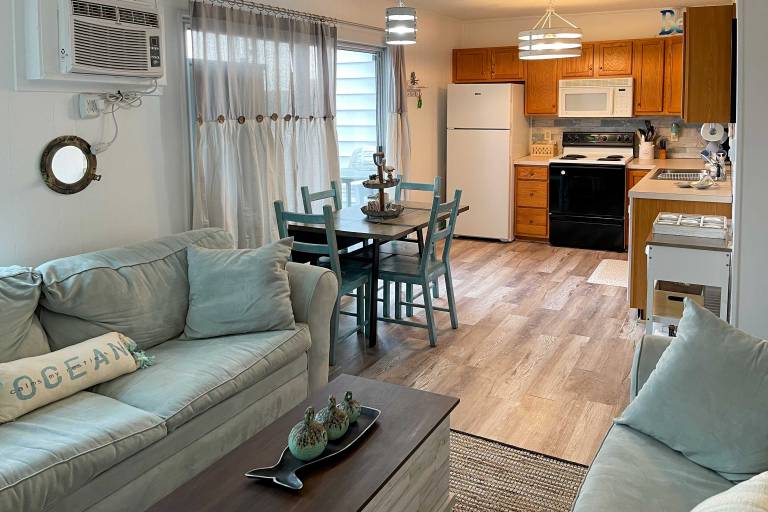 Community Pool & Deck Ocean City Condo Near Ocean