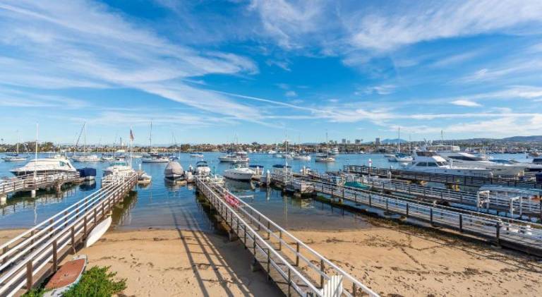Stylish Newport Condos w Dock Access Walk to Balboa Fun Zone and Beach — photo 4