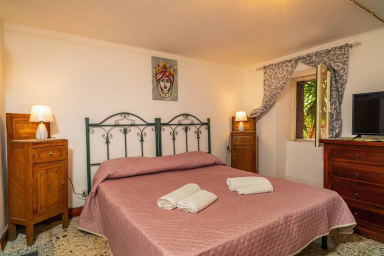 Pension 'Camera Familiare Vintage' with Shared Terrace and Wi-Fi in Castiglione di Sicilia