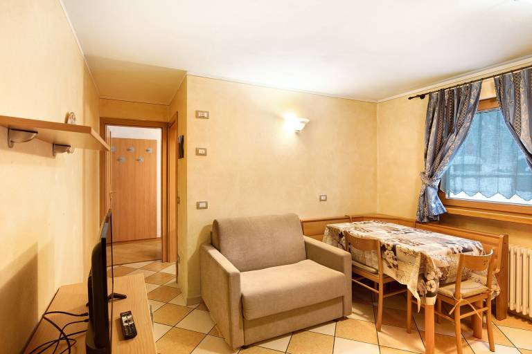 Holiday apartment with fast internet, garden & barbecue | Garden view — photo 5