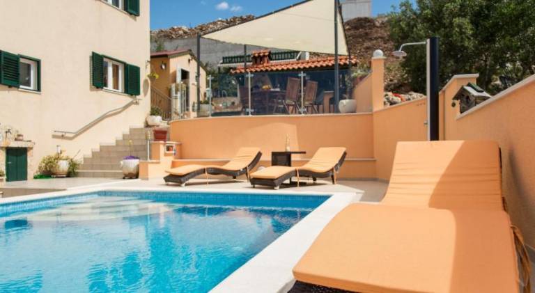 Apartment with garden, barbecue & patio in Okrug
