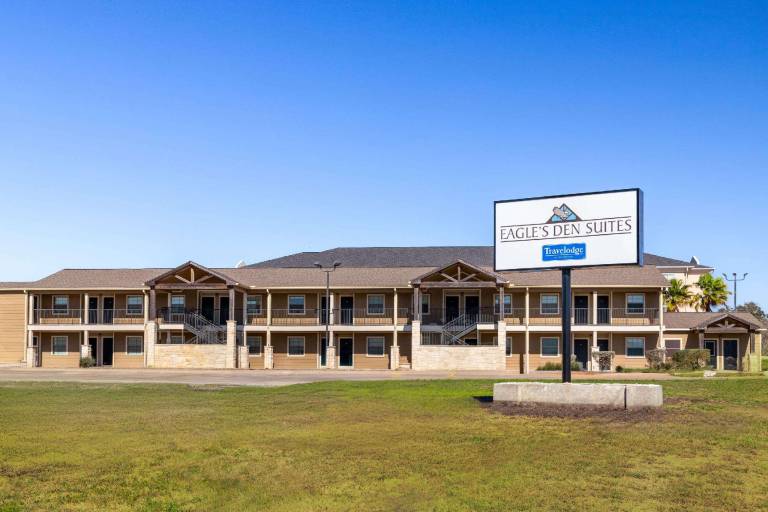 Eagle's Den Suites Kenedy a Travelodge by Wyndham in Kenedy, TX