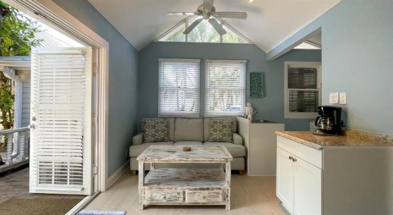 Vacation home with pool | Near Southernmost Point — photo 2