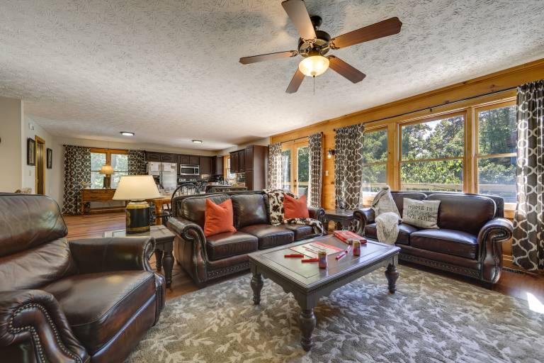 Hot Tub & Resort Perks! Gatlinburg Mtn Retreat — photo 4