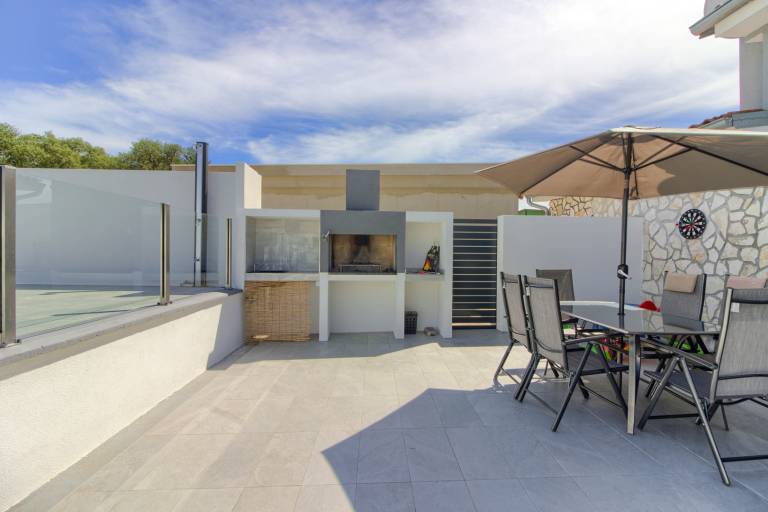 Villa with patio, barbeque & pool — photo 3