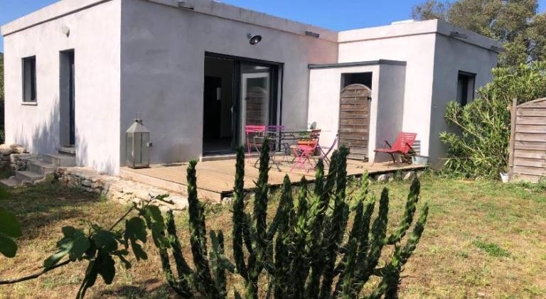 Vacation home with yard, BBQ & terrace in Bonifacio