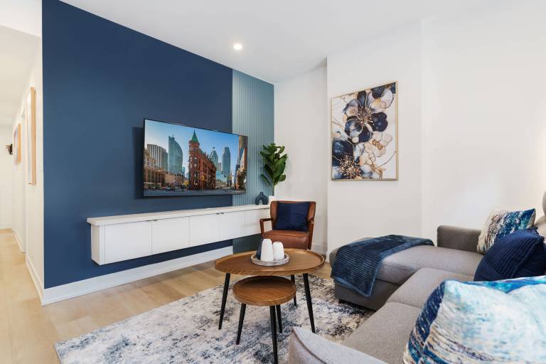 Spacious Modern Suite—3 min to UofT Sleeps 10