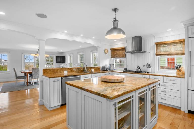 Walk to Beach and Town, Hot tub, Sleeps 8, Pet Friendly — photo 3