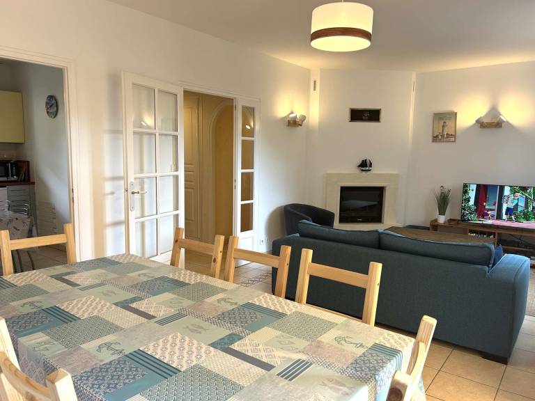 Spacious house, 8 sleeps, 2 bedrooms, near the sea — photo 3