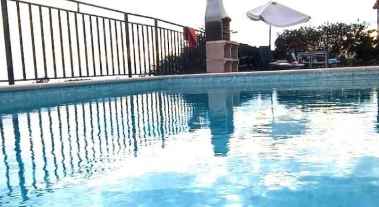 Fully equipped lovely vacation home with grill, private pool & yard | Pets are welcome in Granada