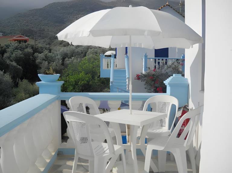 Beautiful apartment with pool, yard & patio | Next to the beach | Pets allowed — photo 3