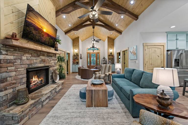 A Touch of Whimsy - Pet Friendly Close to Town Hot Tub Large Game Rooom Gated Community — photo 2