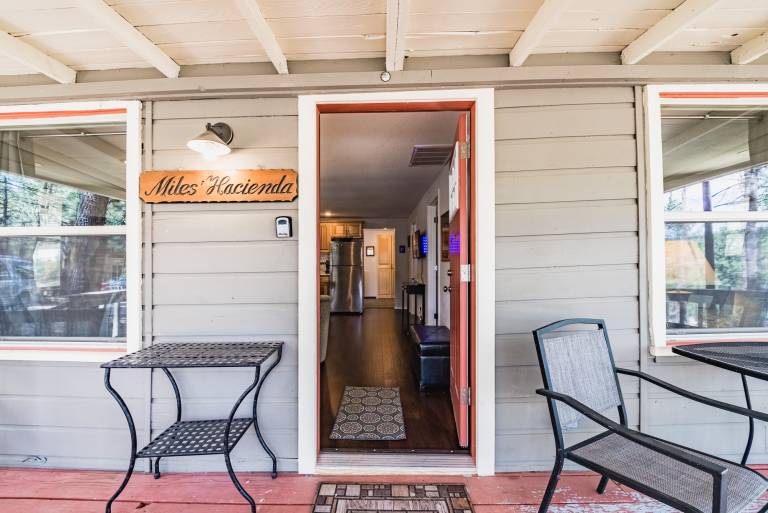Cottage with yard & grill | Mountain view — photo 2