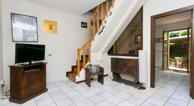 Holiday apartment with yard — photo 4