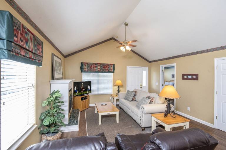 Cabin with patio & private pool — photo 4