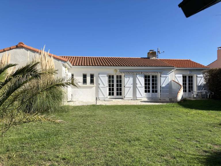 Renovated house near beach with garden, 4 bedrooms in Saint-Gilles-Croix-de-Vie
