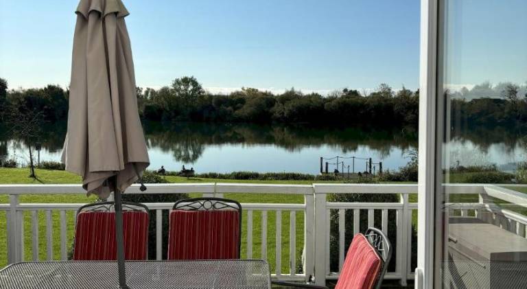 Dog-Friendly Lakefront Escape w Brand New Decking in Cirencester