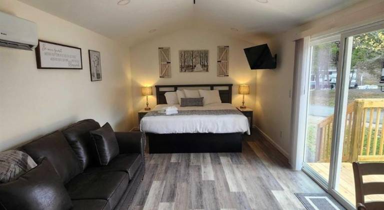 Relaxing Studio Cottage with Parking in Pigeon Forge, TN
