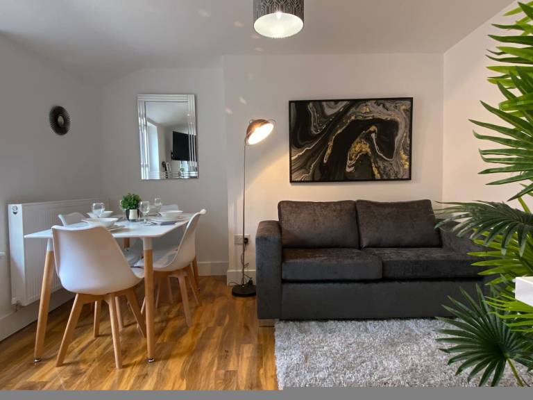 Stylish 2BR Serviced Apartment in Bedford Centre 4