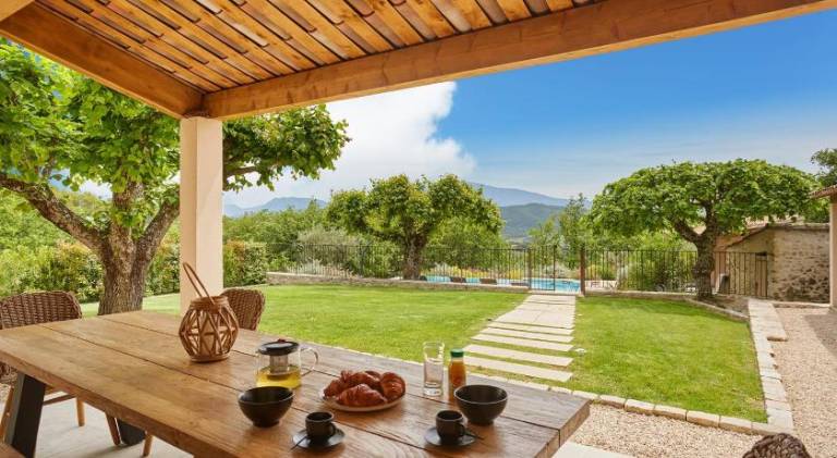 Spacious vacation home with patio, pool & barbeque — photo 4