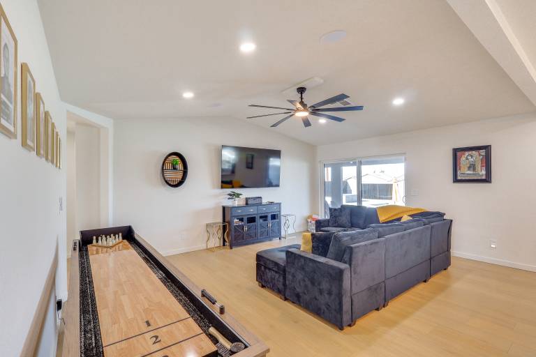 2 Mi to Windsor Beach! Updated, Sleek Family Home — photo 4