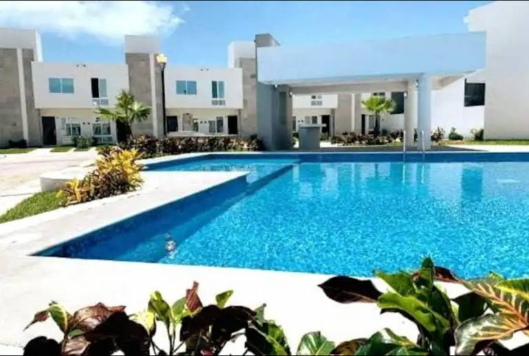 House with pool & yard | Pool view — photo 3