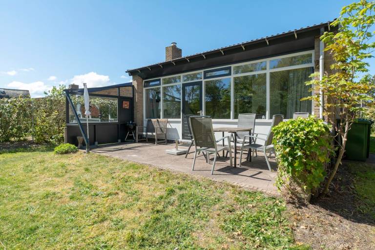 Bungalow with terrace & garden — photo 2