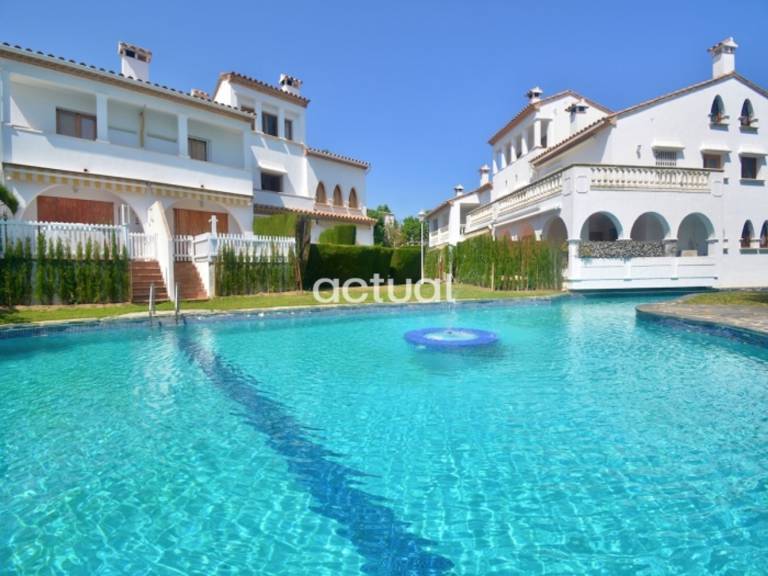 Vacation home with pool & garden — photo 3