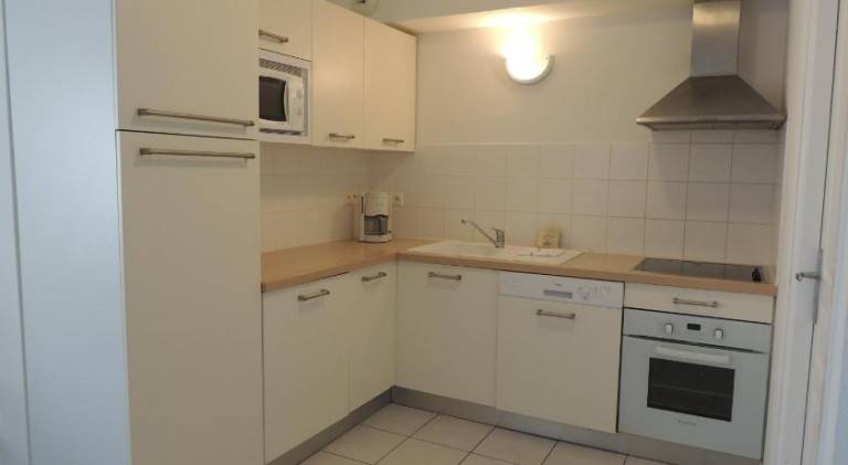 Serviced apartment with patio — photo 4