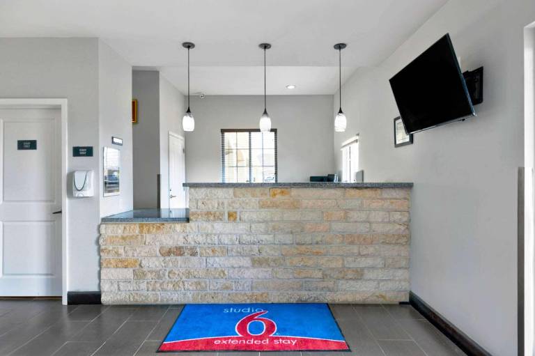 Studio 6 Pleasanton, TX — photo 4