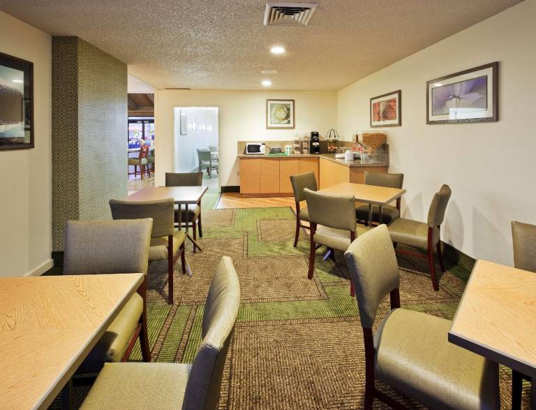 La Quinta Inn & Suites by Wyndham Redding — photo 5