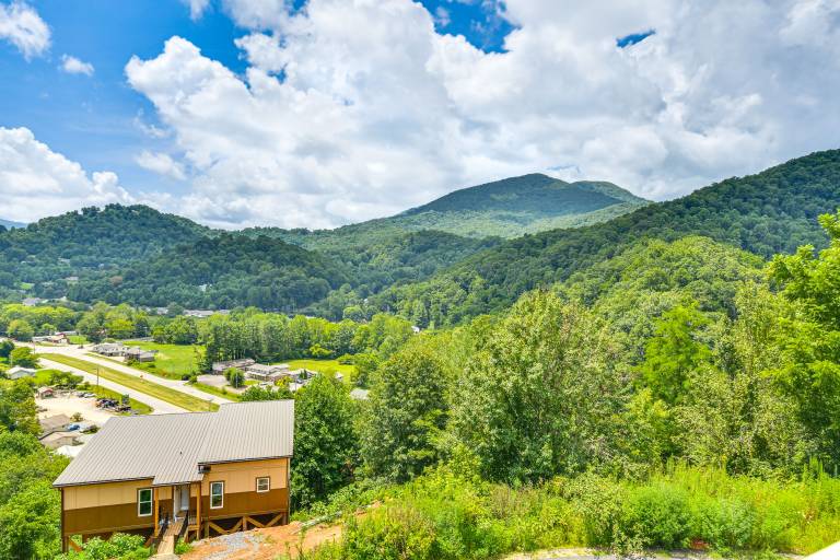 Cozy 2BR/2BA Mtn Escape w/ views in Maggie Valley — photo 4