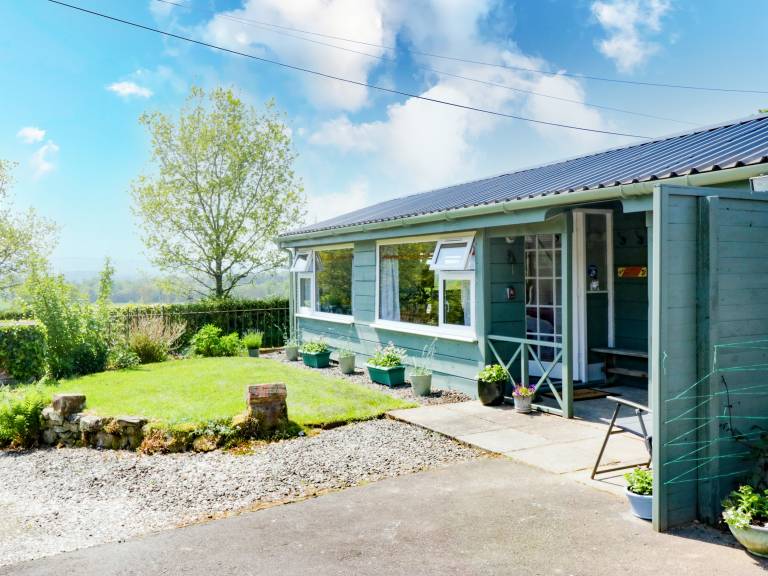 Cottage with yard in Stirling